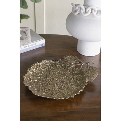 Assiette florale dorée texturée 15,5 x 13 x 2 po avec détails de feuilles détaillés