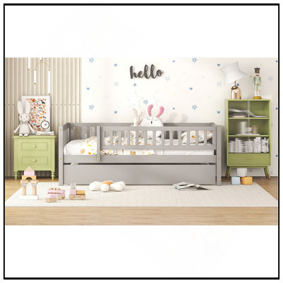 Lit de jour simple en bois avec couchette et garde-corps, parfait pour économiser de l'espace et accueillir des invités