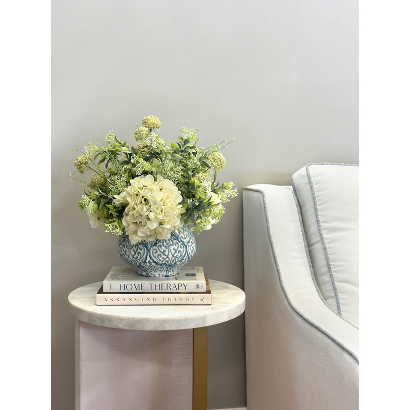 Arrangement floral hortensia et eucalyptus Messerly, H 16 po x l 19 po x P 19 po