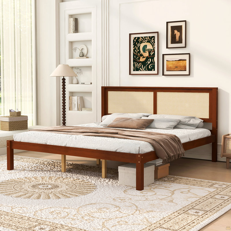 Structure de lit plateforme très grand en bois massif avec tête de lit en rotin, lit à panneaux en canne de style campagnard, espace de rangement sous le lit, aucun sommier requis, pieds de support robustes, finition noyer