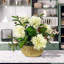 Hortensia blanc mélangé de 20 pouces et olive dans un panier blanc bas