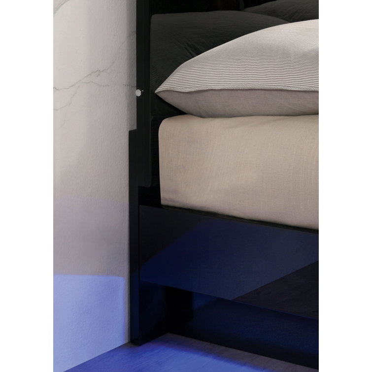 Ensemble de très grand lit encastré à DEL en bois clair de 5 pièces de 83,88 po Arosh, 2 tables de chevet, commode et miroir
