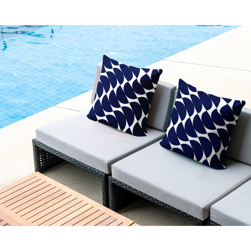Oreiller carré intérieur / extérieur Mandi, L 17 po x H 17 po, Bleu marine
