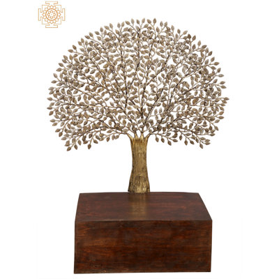 Siège en bois avec statue d'arbre réaliste