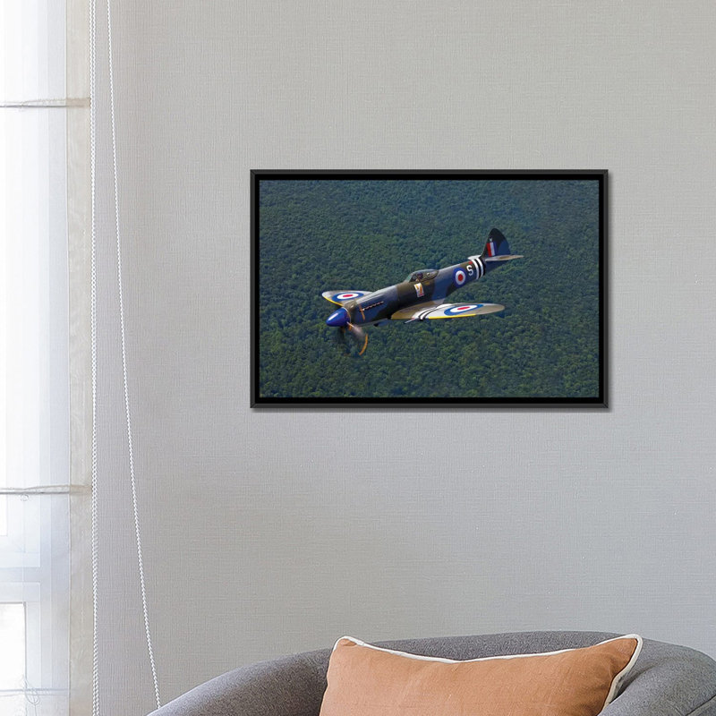 «A Supermine Spitfire Mk-18 in Flight», reproduction de photo sur toile, H 18 po x l 26 po x P 1,5 po, Toile tendue