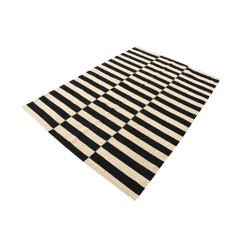Tapis noir et blanc 4 pi 1 po x 5 pi 11 po Pinkerton