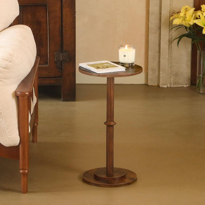 Petite table d'appoint pour petits espaces, table de bout ronde moderne avec pieds en bois cannelé, brun rustique