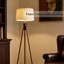 Lampe sur pied de style années 50 avec chaînette, finis noir et doré | Structure bicolore en bois massif, abat-jour conique en lin, lampadaire haut idéal pour le salon, la chambre ou un coin lecture, ampoule incluse