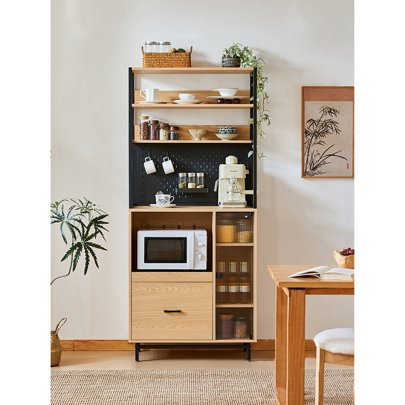 Simple panneau perforé contre l'armoire de rangement murale.