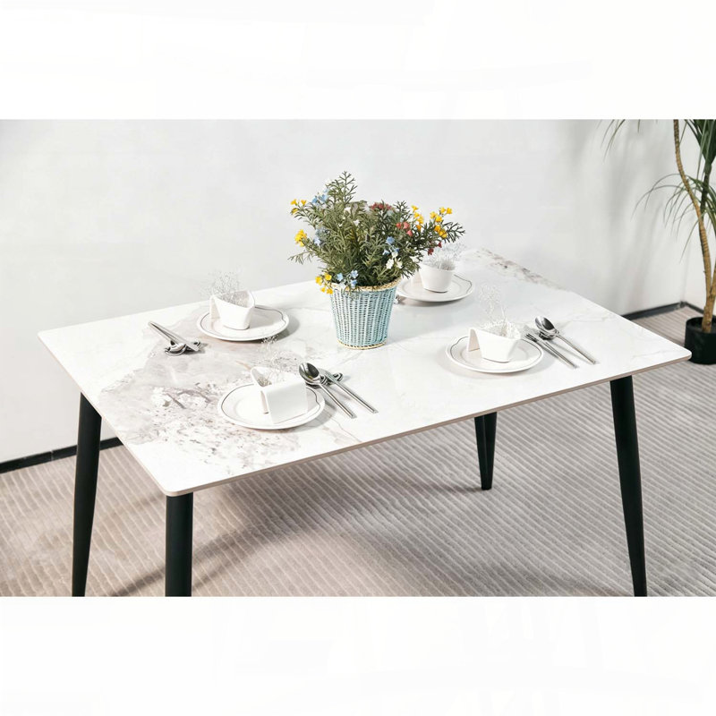 Table de salle à manger moderne minimaliste avec plateau en pierre frittée blanche et pieds fuselés noirs (47,6 po)