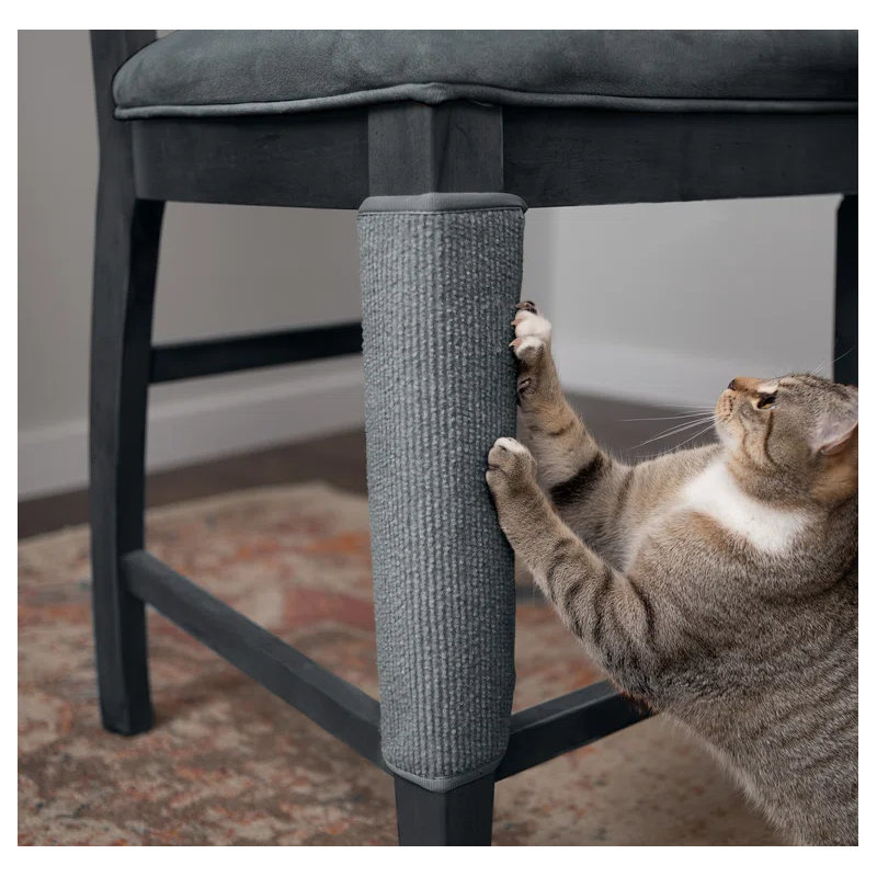 Grattoir pour chat en gris foncé.
