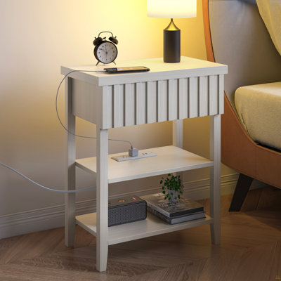 Table de chevet cannelée avec station de charge, table de chevet de ferme avec tiroir et 2 tablettes de rangement ouvertes, table d'appoint moderne pour le vestibule de la petite chambre à coucher, beige