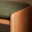 Banc rembourré de couleur bois clair