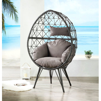 Chaise longue de patio en tissu gris clair et osier noir