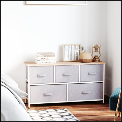 La commode à 5 tiroirs de rangement horizontaux, parfaite pour l'organisation de la chambre à coucher et du salon, maximise l'espace et le rangement.