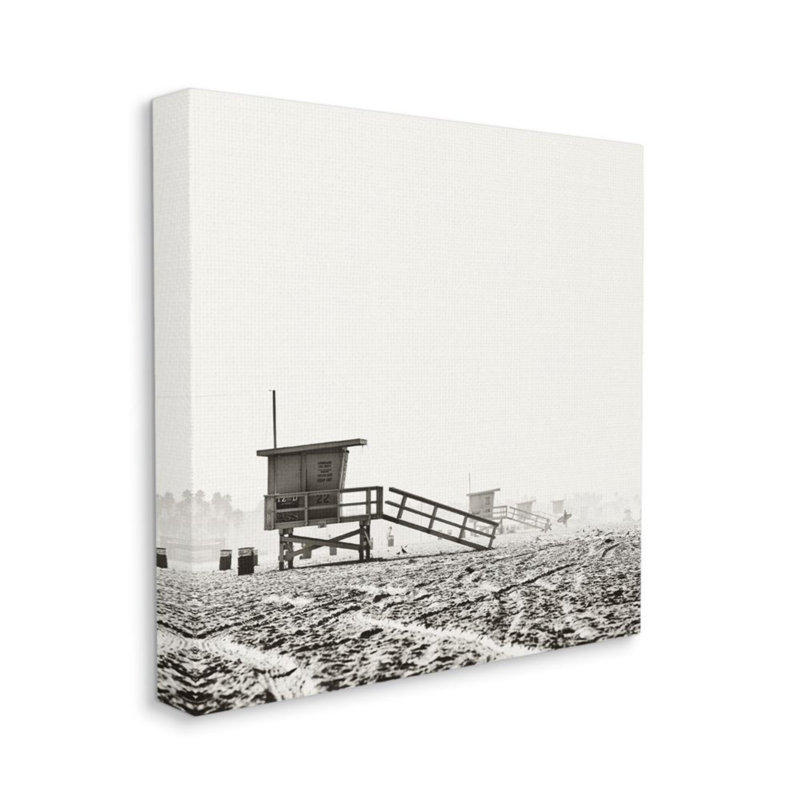 «Vintage Row of Lifeguard Stands on Beach» par Myan Soffia - impression d'art graphique, H 17 po x l 17 po x 1,5 po