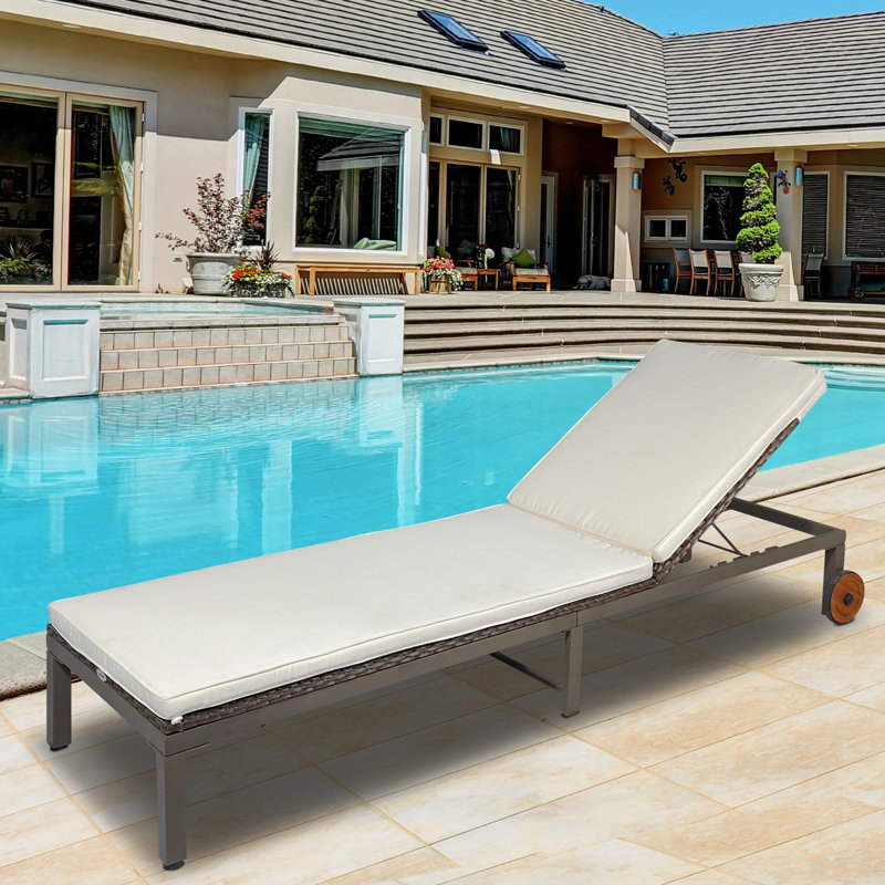 Chaise longue de patio en rotin avec dossier réglable à 4 niveaux en osier, chaise longue, terrasse, blanc crème près de la piscine