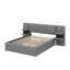 Grand lit plateforme tapissier équipé de lampes de lecture réglables, de tiroirs, d'un lit d'invité coulissant et de supports de rangement