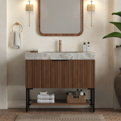 Meuble-lavabo de salle de bain, armoire de rangement autoportante en contreplaqué rayé avec tiroir et tablette ouverte, plateau en pierre frittée gris clair et lavabo en céramique encastré, pré-assemblé