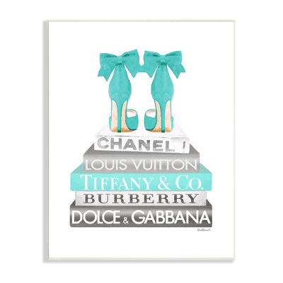 «Turquoise Designer Heels On Modern Glam Bookstack», art mural sur toile tendue par Amanda Greenwood