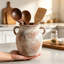 Pot à ustensiles de cuisine rustique en céramique, style champêtre, avec deux poignées, porte-spatules rétro pour comptoir, robuste et décoratif.
