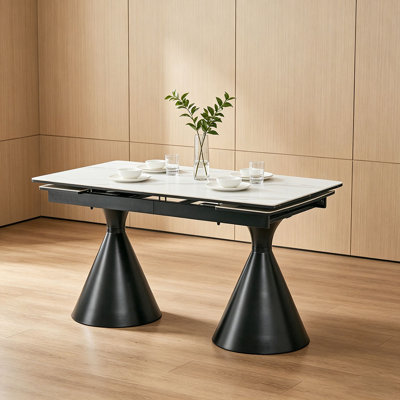 Table de salle à manger extensible avec plateau en pierre: plateau de table en marbre blanc avec pieds fuselés en métal. Une table de salle à manger rectangulaire d'inspiration moderne et luxueuse pour la maison, pouvant accueillir de 4 à 8 personnes.
