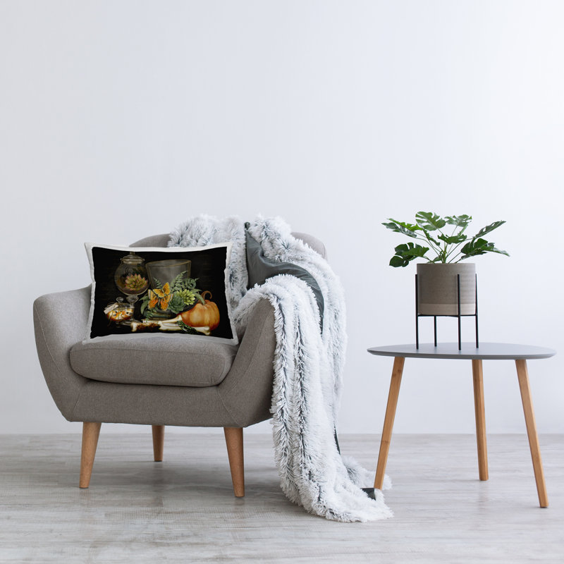 Coussin décoratif imprimé foncé avec bibliothèque et motif foncé par Nicole Tamarin