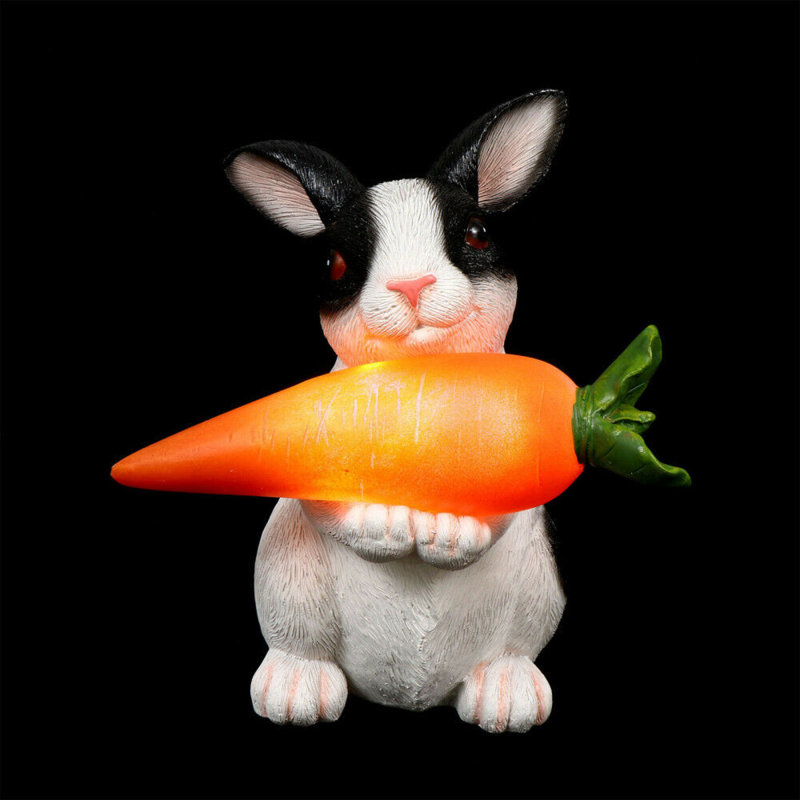 Statue de lapin Marieme à énergie solaire avec une carotte