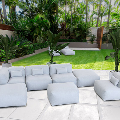 Ensemble de conversation d'extérieur modulaire 7 pièces de style pouf avec table basse et pouf rembourrés.
