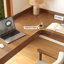 Bureau en bois massif brun en forme de L avec 3 tiroirs-108334082-108334085