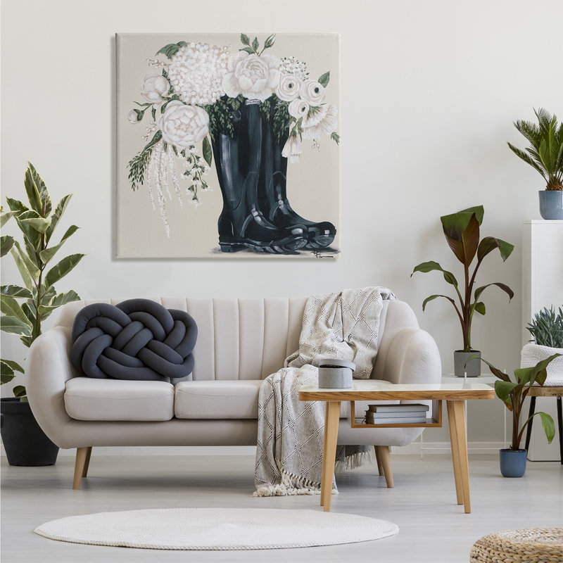 Arrangement de fleurs blanches avec bottes noires, Toile tendue, L 36 po x H 36 po