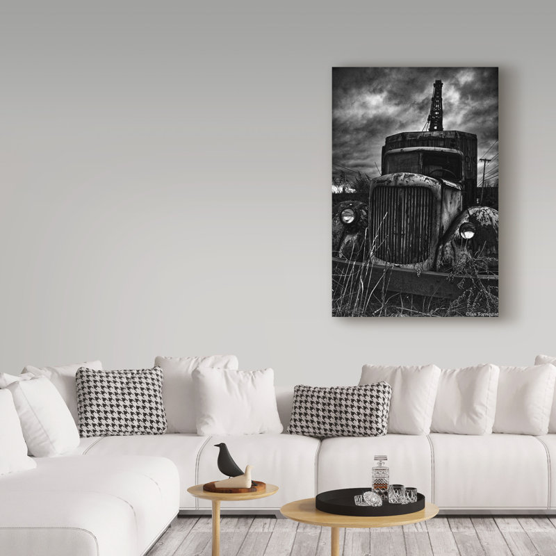 «Soghomon», camion mort, reproduction de photo sur toile tendue, H 32 po x l 22 po x P 2 po