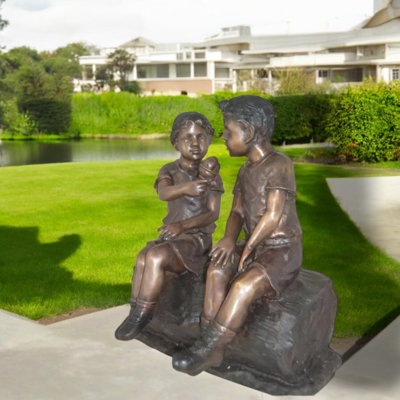 Garçon et fille appréciant une statue en bronze glacée - sculpture de jardin unique Jakob, L 28 po x l 24 po x H 33 po