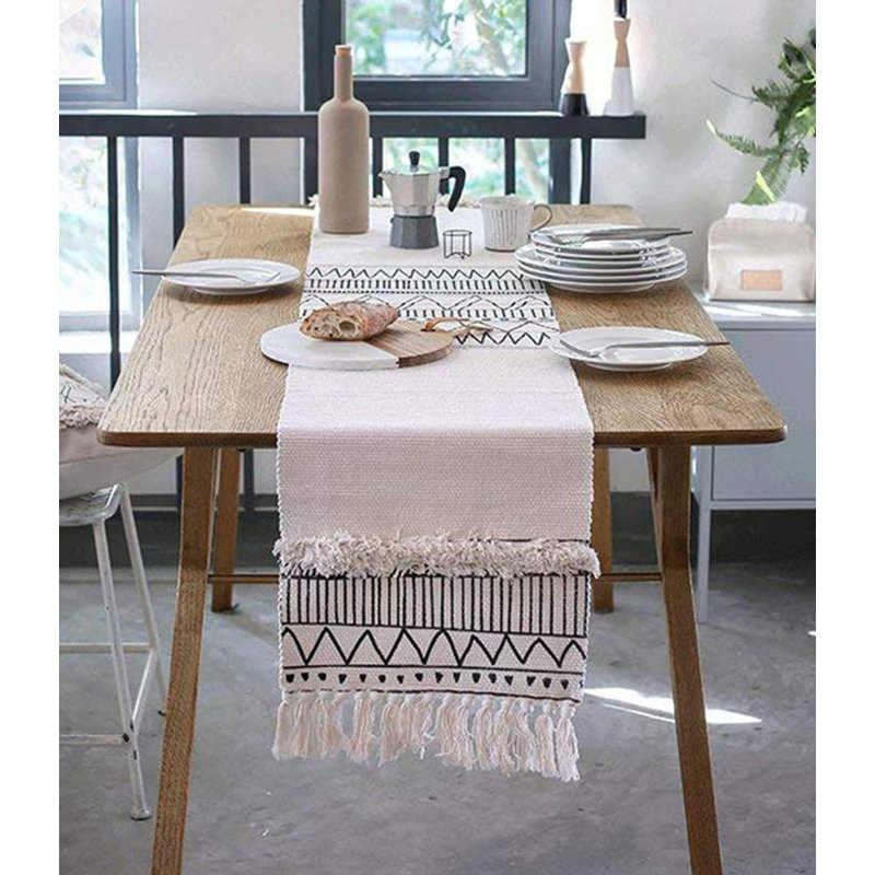 Chemin de table ivoire boho tribal texturé avec pampilles, L 71 po x l 14 po