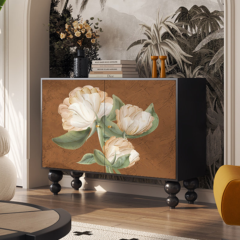 Armoire en bois décorée dans un style français, Noir