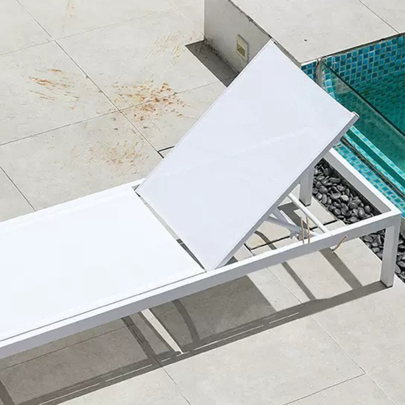 Chaise longue d'extérieur en tissu avec table