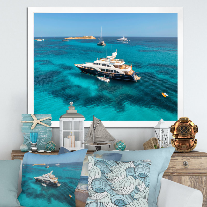 Yacht de luxe sur une aventure en eau libre - Imprimé, Cadre simple blanc, H 24 po x l 32 po x P 1 po