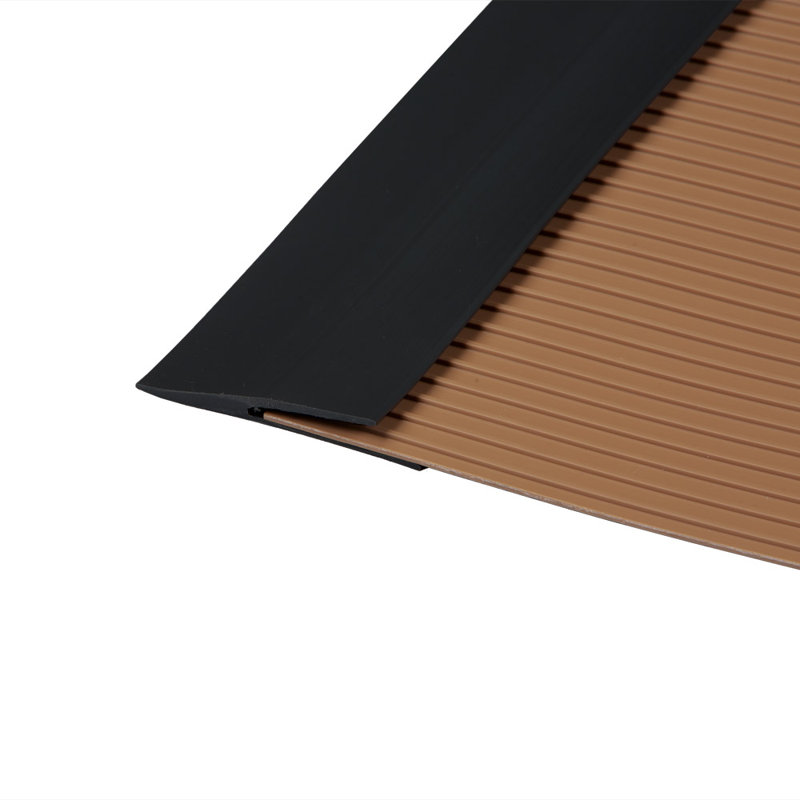 Moulure en T en plastique de 0,25 po d'épaisseur x 3,25 po de largeur x 300 po de longueur, Noir