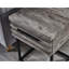 Table contemporaine Gris Celestial - Élégante et polyvalente. Intégrer un espace de rangement pratique. 45,2 cm (l) x 43,2 cm (p) x 61 cm (h). Compartiment de rangement intégré. Design et esthétique soignés.