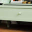 Buffet de couloir contemporain avec portes et tiroirs en verre double - menthe. Qualité fine, robustesse des pieds en bois massif, protection trempée. Tablette réglable, espace pratique. 28 po x l 15 po x 38 po