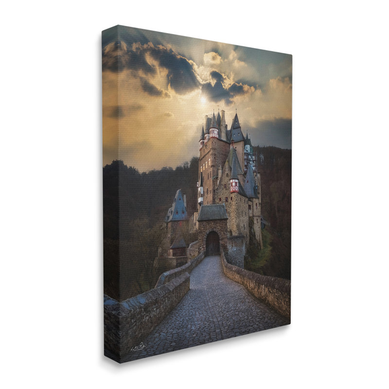 «Eltz Castle Path Sun Rays» par Martin Podt - photographie sur toile tendue, H 40 po x l 30 po x P 1,5 po