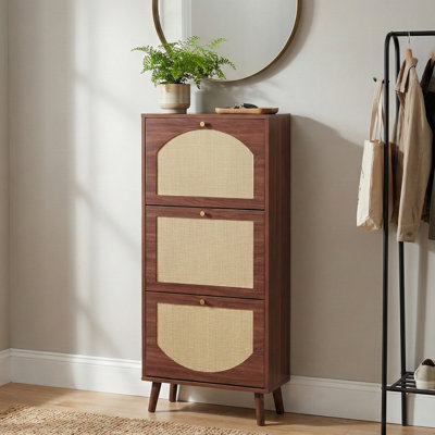 Armoire à chaussures à dessus rabattable en rotin avec pieds hauts et surface en rotin arquée