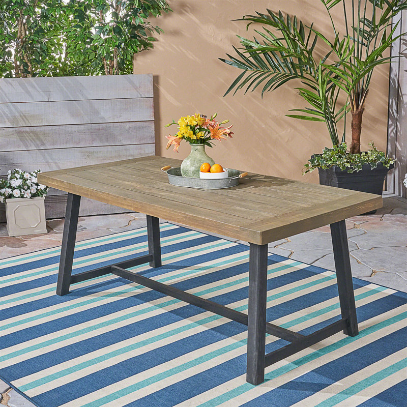 Table de salle à manger d'extérieur en bois d'acacia au charme rustique, à la fabrication durable et au design classique à lattes pour une utilisation toutes saisons.