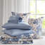 Édredon simple bleu avec des draps en microfibre et des draps à motif floral