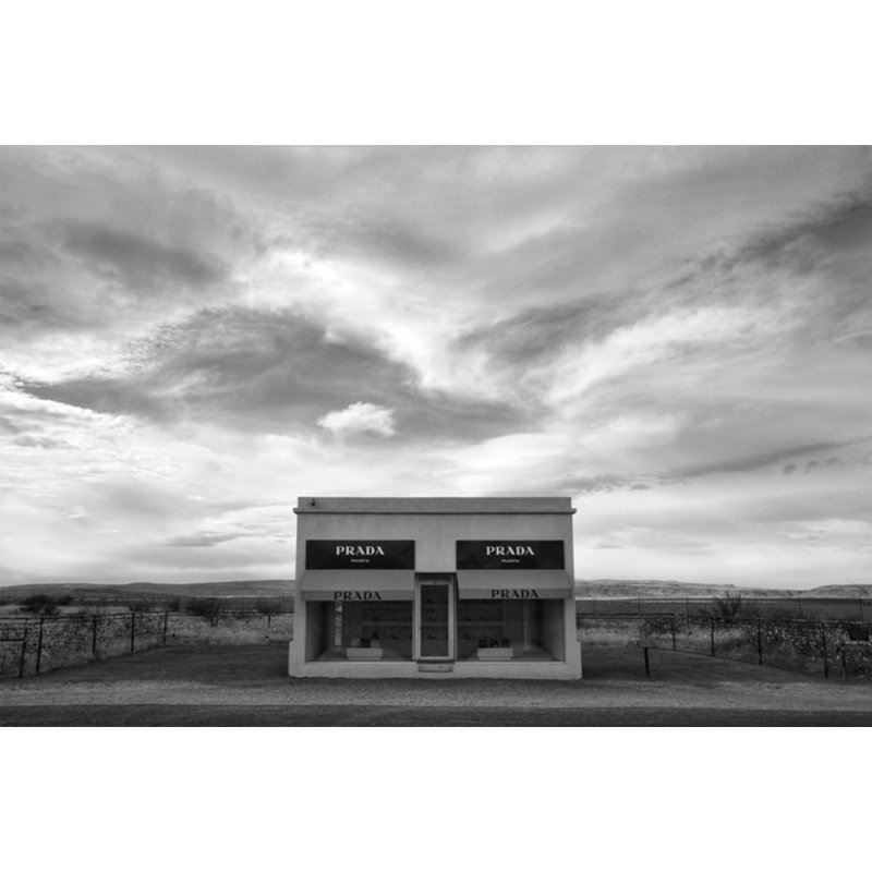 Automne 2022, Prada Marfa, encadré sur papier par Jean Cornell, Cadre simple blanc, H 30 po x l 45 po