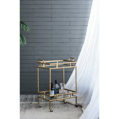 Chariot-bar 23,6 po x 13,8 po x 29,9 po en aluminium et en verre avec laiton antique, tablettes à deux niveaux et poignées de mobilité pour la fonctionnalité de la maison