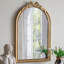 Miroir mural arqué avec cadre doré orné-1141640897