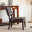 Chaise en similicuir brun avec sièges surdimensionnés et décoration moderne au look moderne-613636829