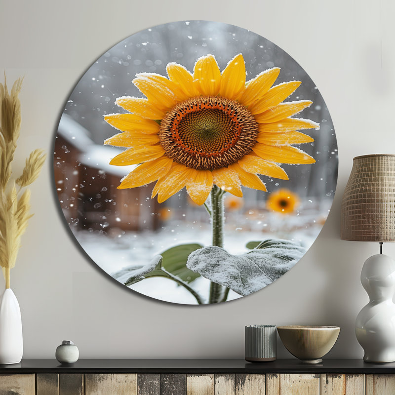 «Country Side Sunflowers In A Snowy Barnyard II», reproduction d'art en métal jaune traditionnel, H 23 po x l 23 po