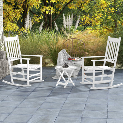2 fauteuils à bascule d'extérieur en bois avec table d'appoint, blancs, confortables et dotés d'un dossier haut, pouvant supporter jusqu'à 160 kg, pour jardin, terrasse ou balcon. Convient également pour un balcon ou une véranda.